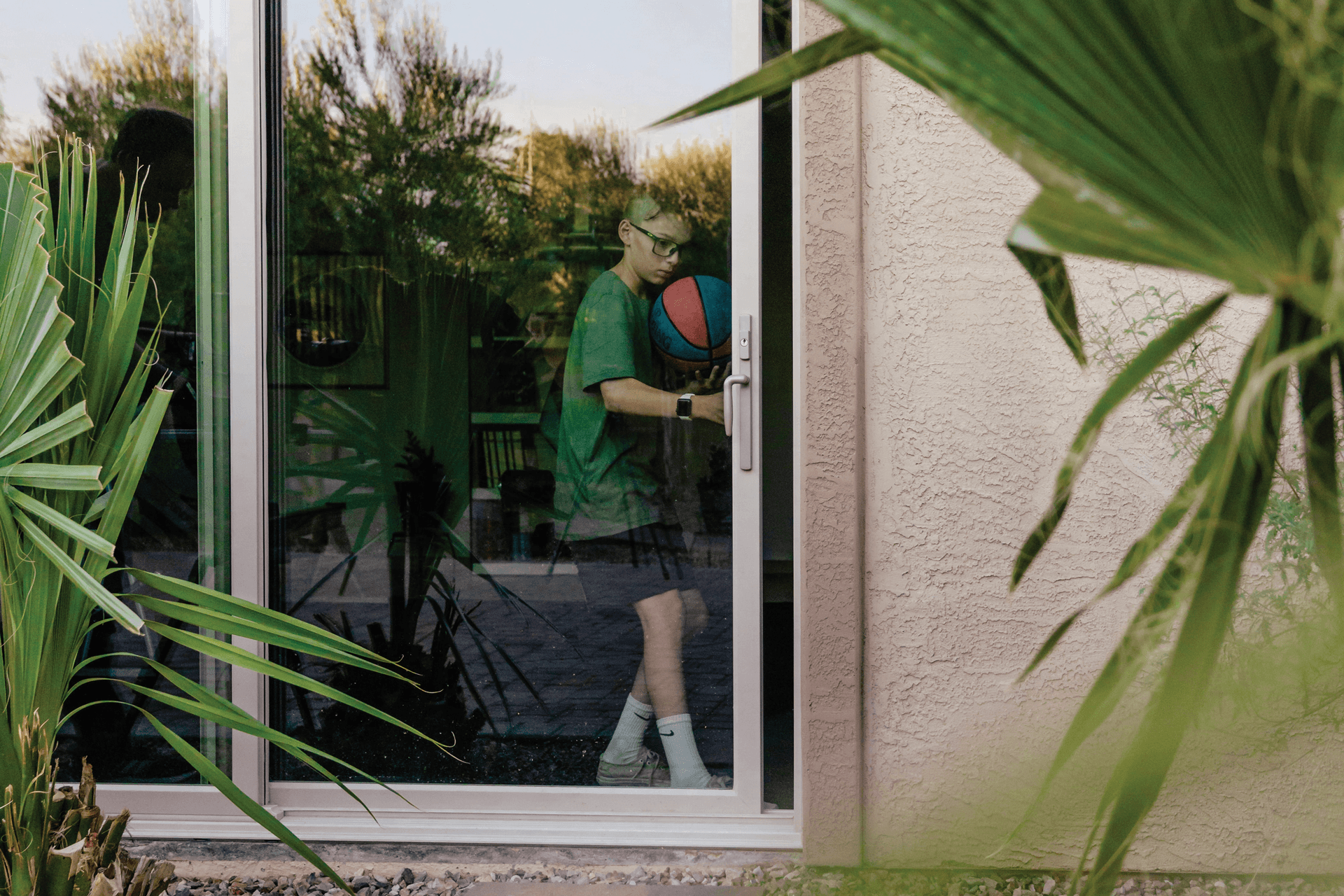 A kid opening an Infinity from Marvin sliding door.